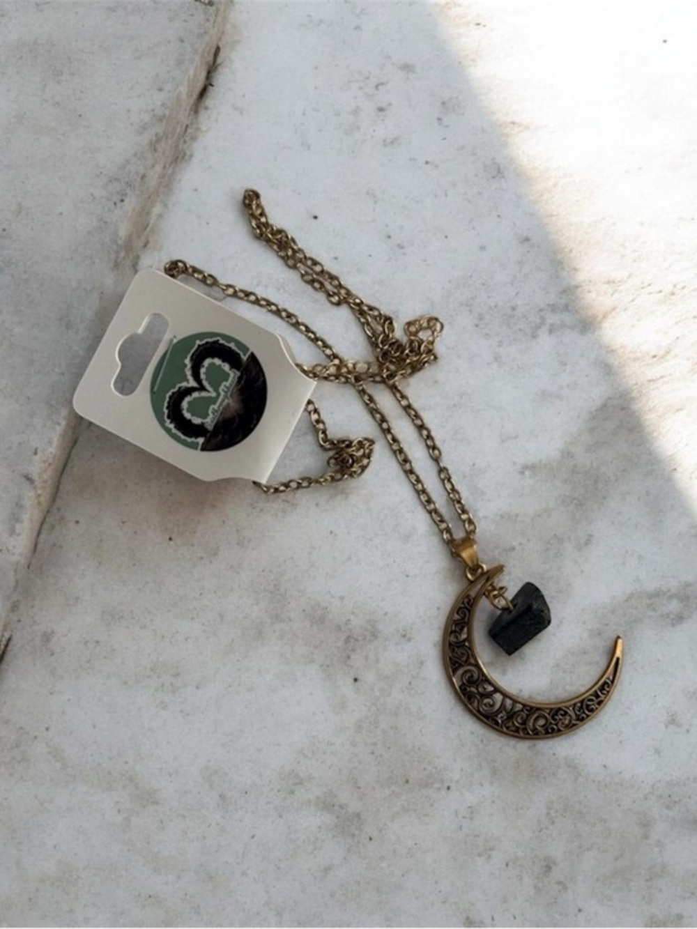 🫶🏻 Gold-Tone Crescent Moon Pendant Necklace with Black Agate Stone Accent